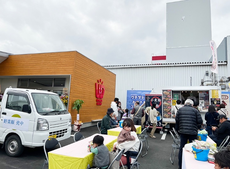 茨城県ひたちなか市ウチダデンキ。新店舗オープンのイベント時の写真。キッチンカーも出店してもらい、盛り上がりました